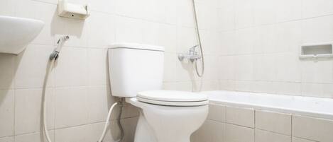 Un baño con inodoro, lavamanos y bañera.