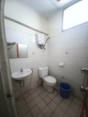 Twin Room | Bathroom | Shower, towels