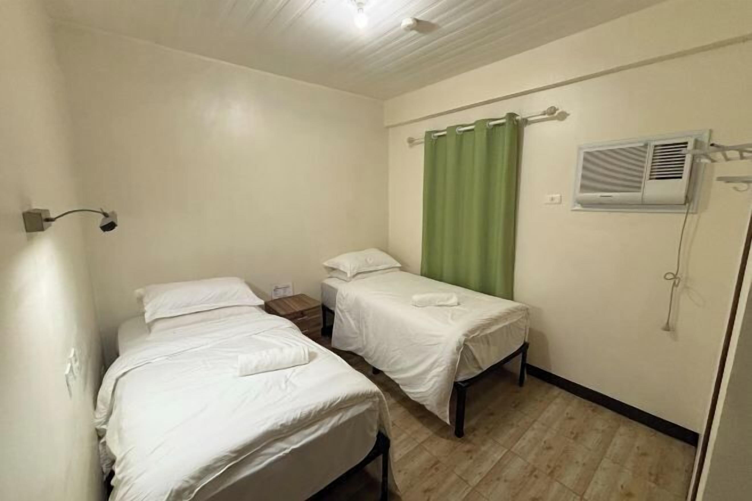 Brankas, meja kerja, dan seprai linen