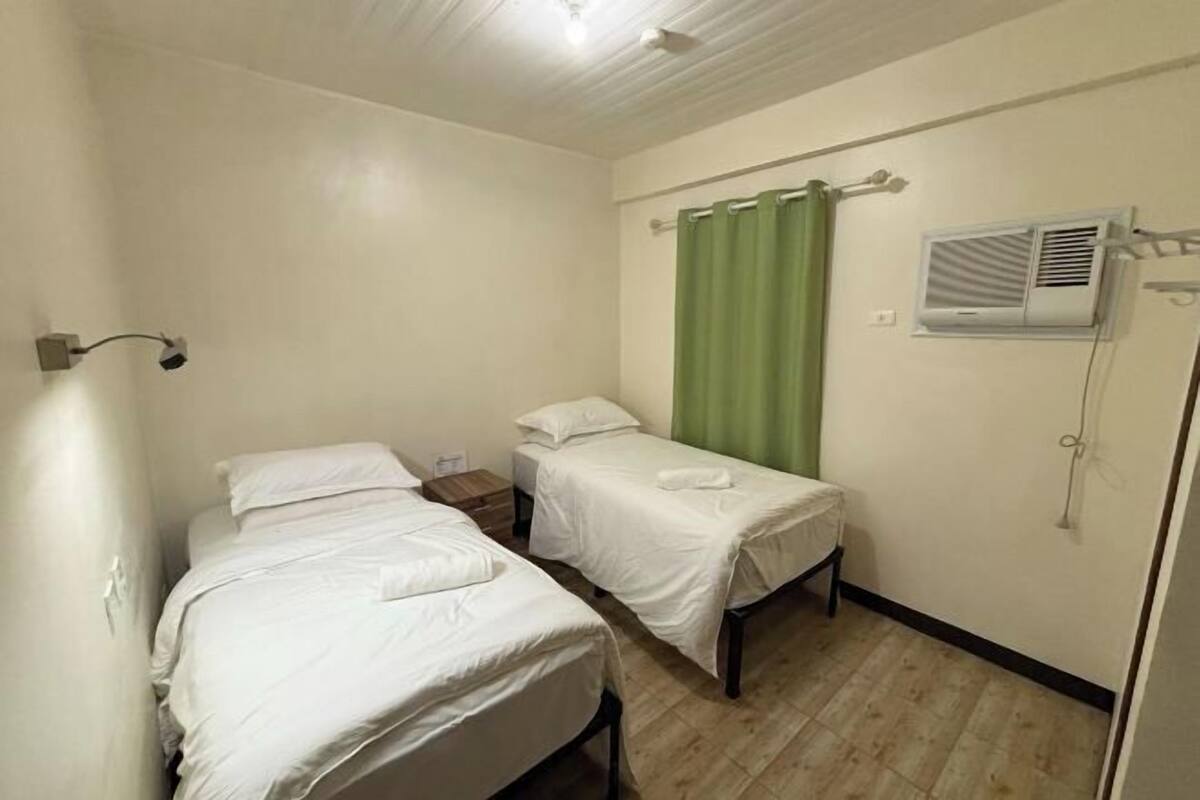 In-room safe, desk, bed sheets
