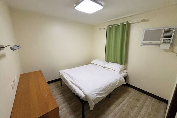 Kamar Double | Brankas, meja kerja, dan seprai linen
