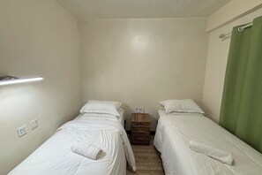 Caja de seguridad en la habitación, escritorio y ropa de cama 