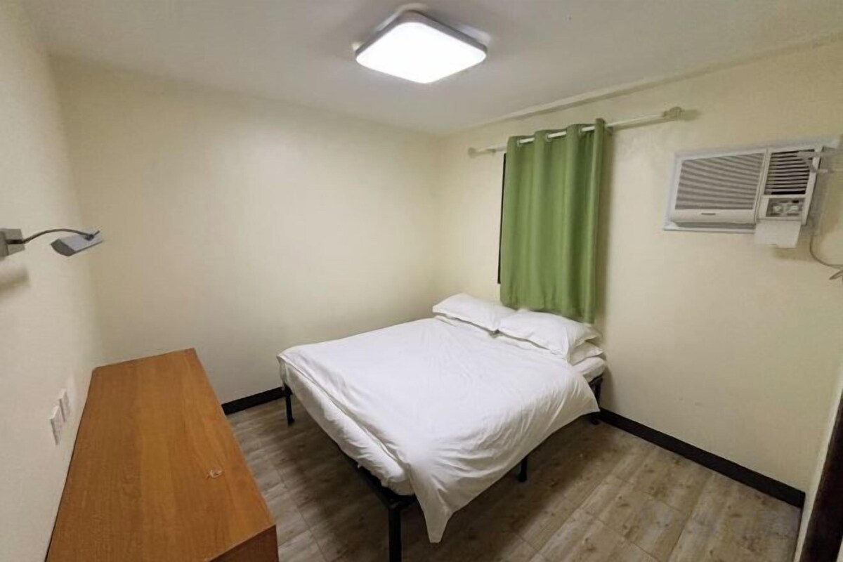 In-room safe, desk, bed sheets