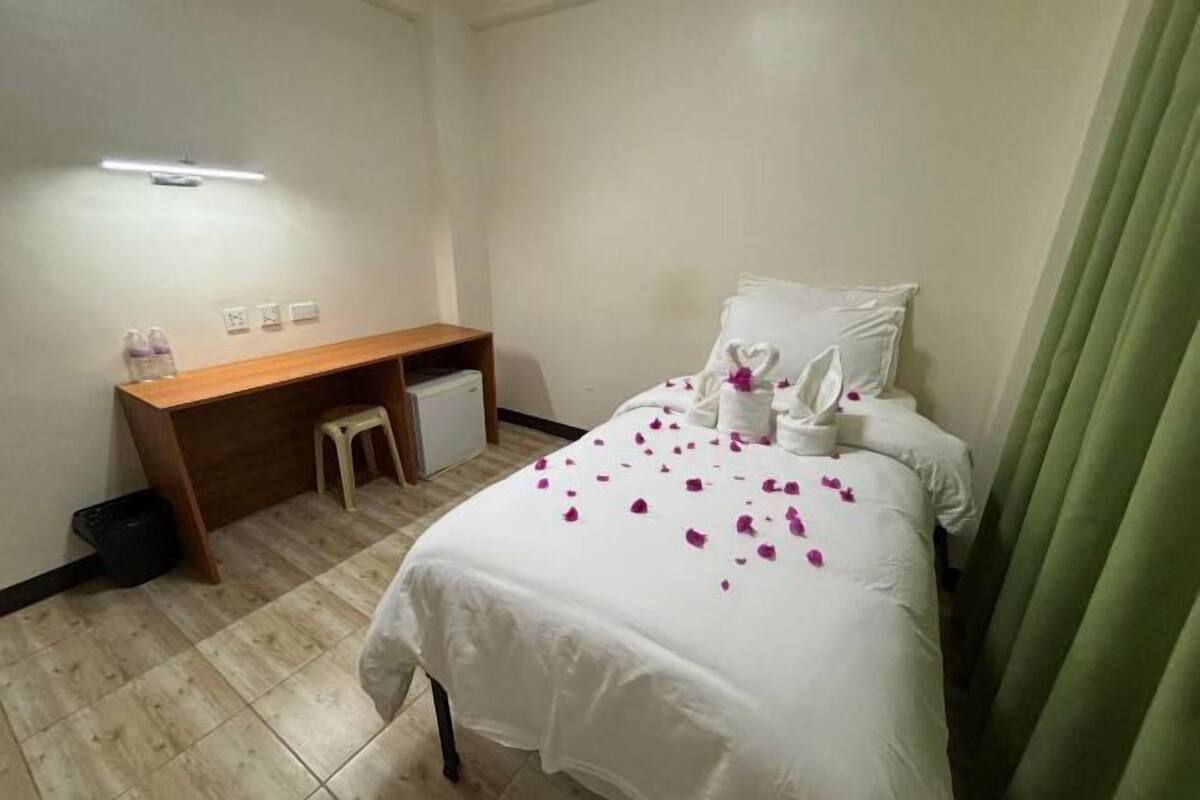 Caja de seguridad en la habitación, escritorio y ropa de cama