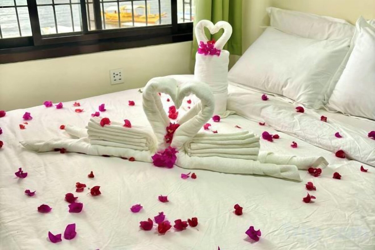 In-room safe, desk, bed sheets