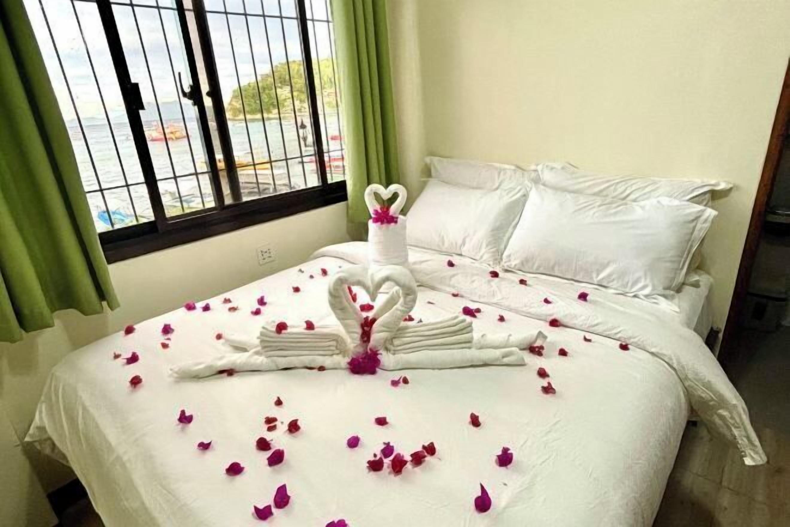 Brankas, meja kerja, dan seprai linen