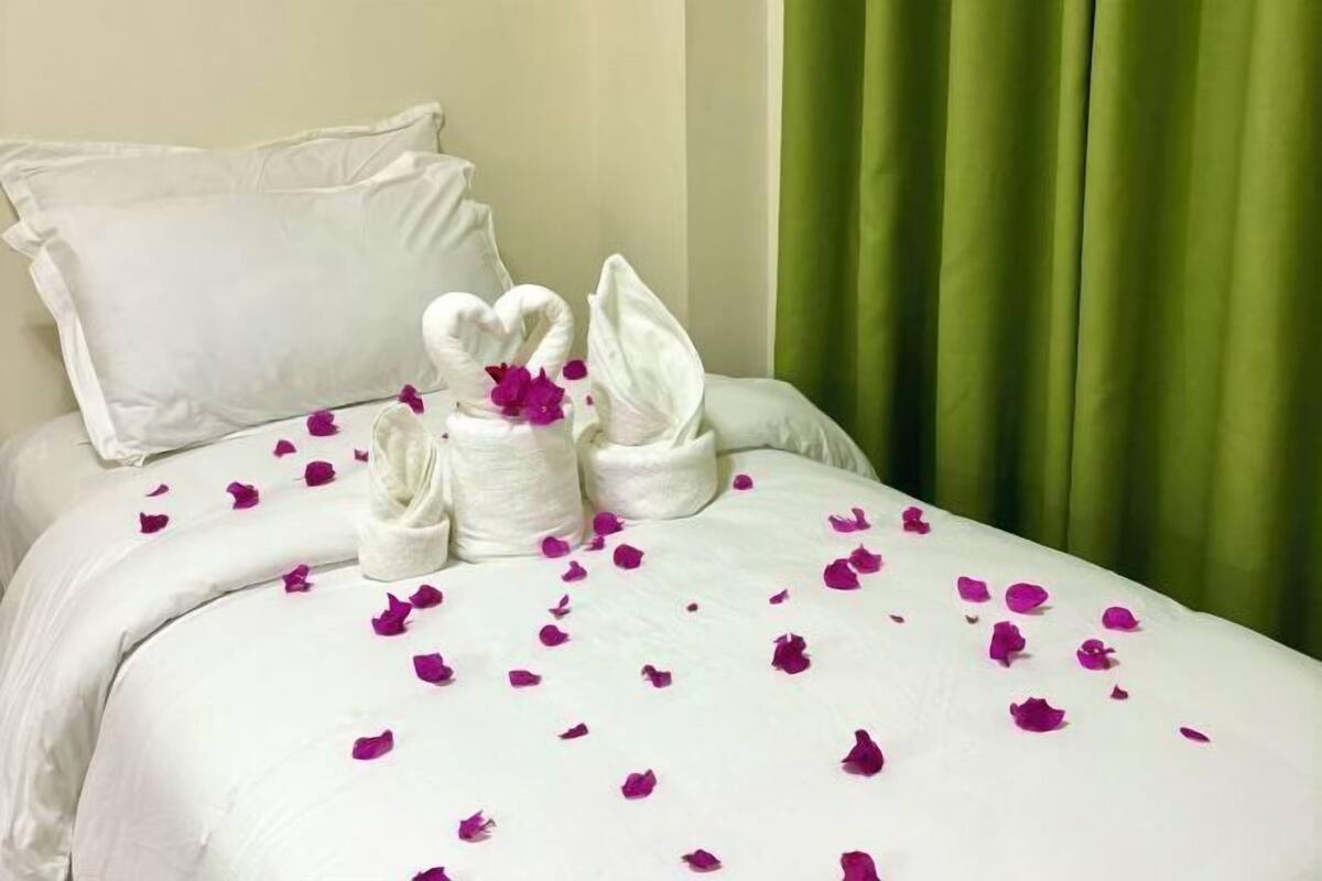 In-room safe, desk, bed sheets