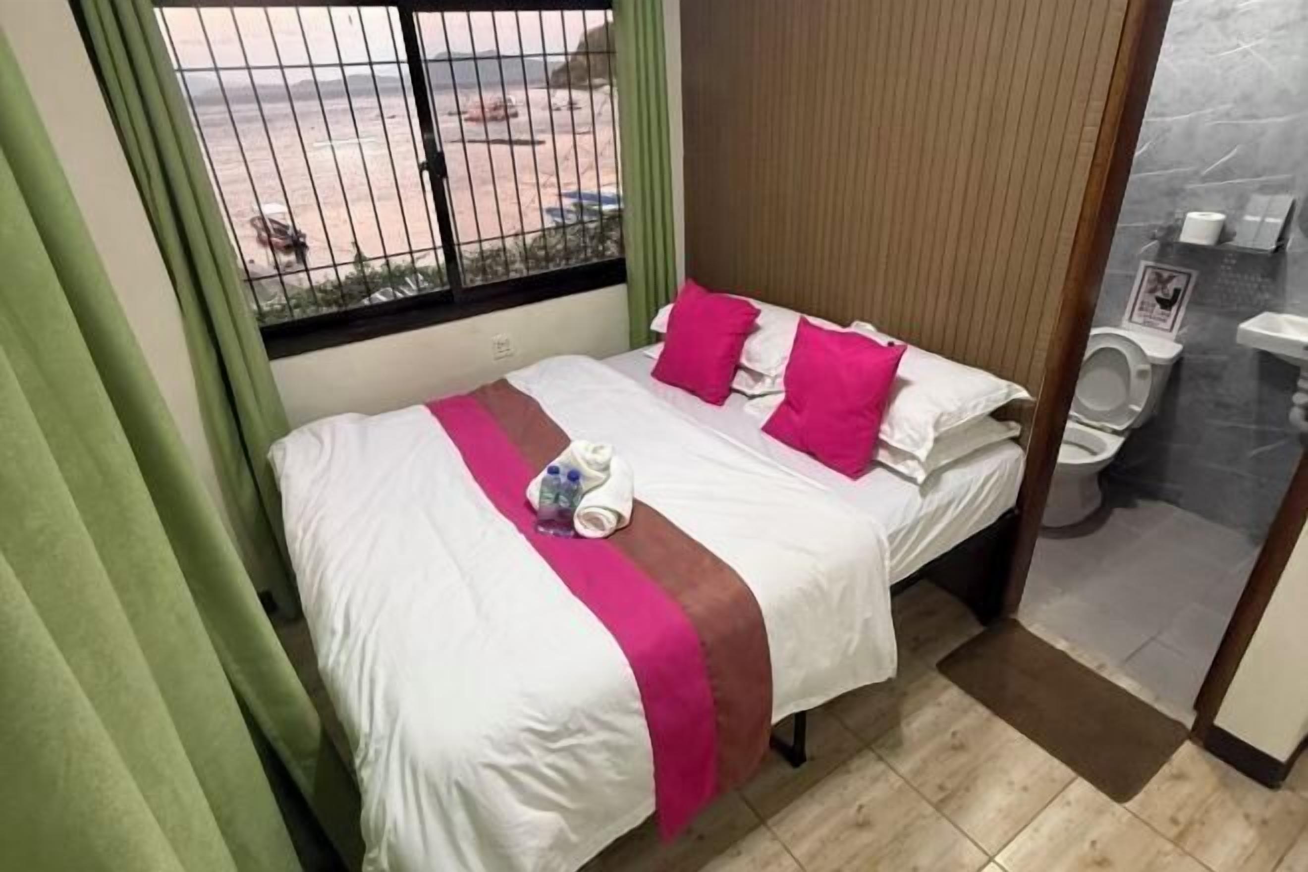 In-room safe, desk, bed sheets