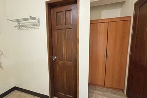 In-room safe, desk, bed sheets