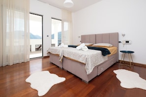 4 bedrooms, iron/ironing board, travel cot, free WiFi