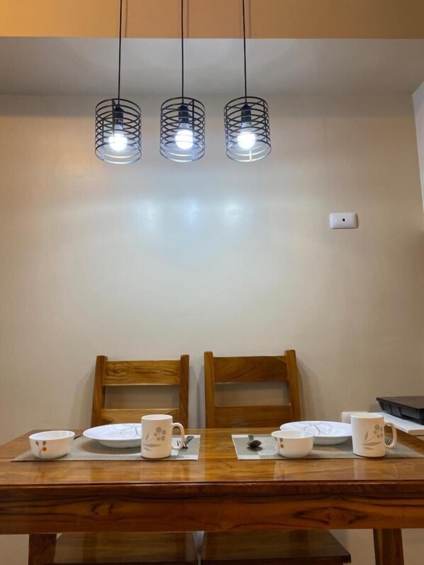 Room, 1 Bedroom, Garden View | Dining room