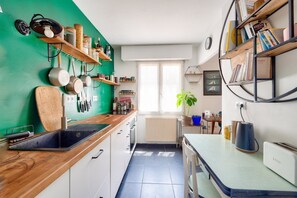 Réfrigérateur, micro-ondes, four, plaque de cuisson