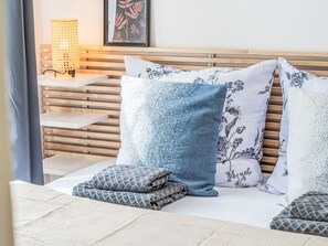 2 bedrooms, desk, internet