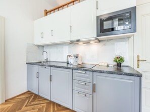 Kylskåp, mikrovågsugn, ugn och grytor/köksredskap