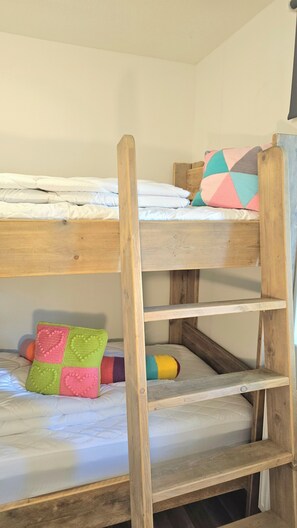 3 habitaciones, tabla de planchar con plancha, wifi y ropa de cama