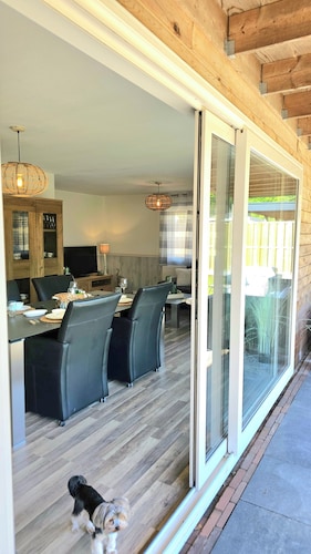 Cozy 3BR Bungalow in Ermerstrand park – The Village House Retreat near the beech