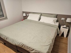 1 makuuhuone, tallelokero huoneessa, työpöytä, vauvan matkasänky