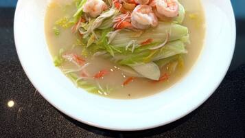 Un bol de soupe aux crevettes et aux légumes.