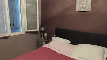 2 bedrooms, iron/ironing board, WiFi