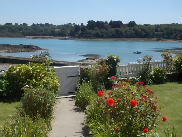 المنطقة المحيطة بالمنشأة