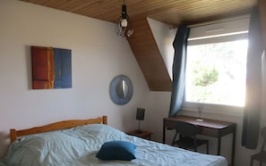 3 habitaciones, tabla de planchar con plancha, wifi y ropa de cama 