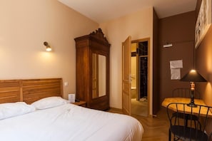 Chambre supérieure double, vue sur la montagne | Coffre-fort, bureau