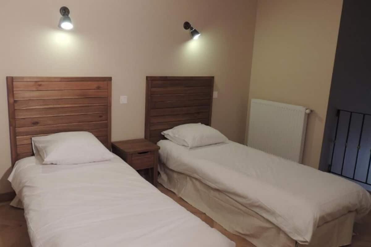 Suite estudio, vista a la montaña | Caja de seguridad en la habitación y escritorio