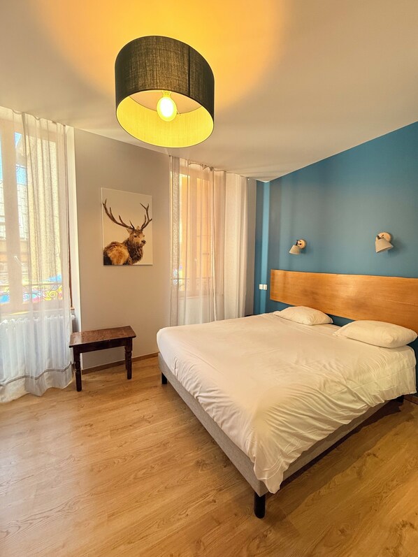 Chambre triple supérieure, vue sur la montagne | Coffre-fort, bureau