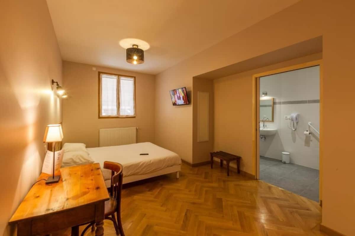 Habitación doble superior, vista a la montaña | Caja de seguridad en la habitación y escritorio