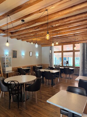 Café da manhã com buffet todos os dias (EUR 11 por pessoa) 