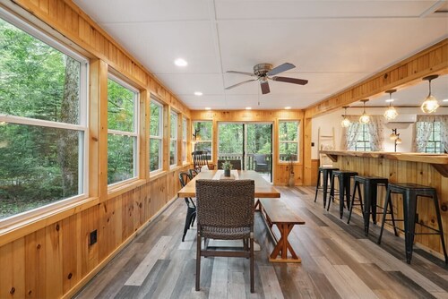 Laurel Thicket Cottage nestled in the north edge of Linville Gorge