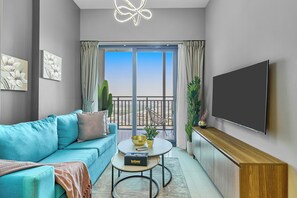 Căn hộ Superior, 1 giường cỡ queen, quang cảnh kênh | Phòng khách | Smart TV 50-inch có truyền hình cáp 