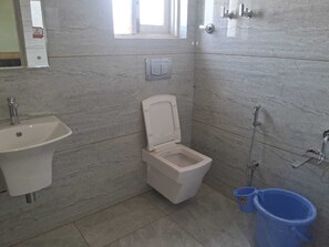 Shower, towels, soap - GUEST NEST (Srinagar)