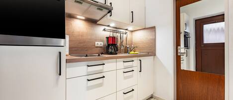 Fridge, microwave, oven, stovetop