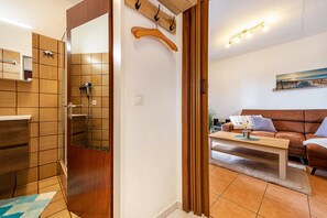 Télévision, lecteur de DVD, chaîne hi-fi