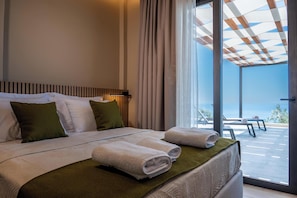 Hypo-allergenic bedding, blackout drapes, iron/ironing board, free WiFi