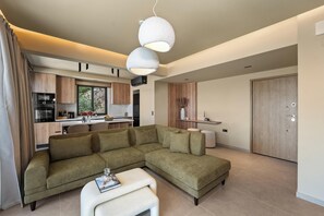 Villa, vista al mar | Área de sala de estar | Smart TV de 55 pulgadas con canales por cable y chimenea 