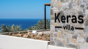 Un muro de piedra con el texto "Keras villa", indicando el nombre de una villa.