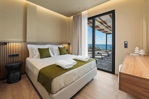 Hypo-allergenic bedding, blackout drapes, iron/ironing board, free WiFi