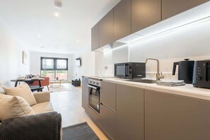 Fridge, microwave, oven, stovetop - Spacious 1BR Apartment in Central Leeds (Leeds)