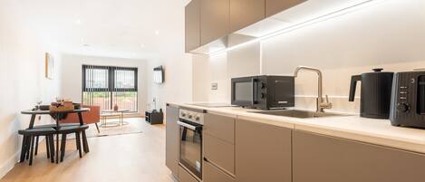 Kühlschrank, Mikrowelle, Ofen, Herdplatte