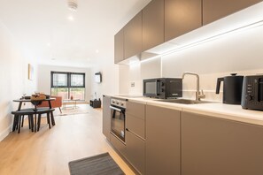 冷蔵庫、電子レンジ、オーブン、コンロ