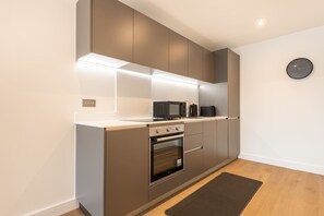 Kühlschrank, Mikrowelle, Ofen, Herdplatte