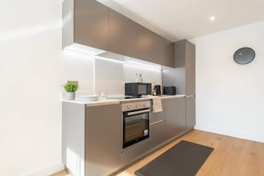 Fridge, microwave, oven, stovetop - Spacious 1BR Apartment in Central Leeds (Leeds)