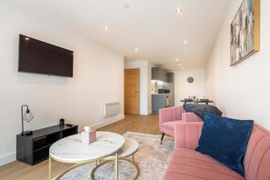 TV, offices - Modern & Spacious 1 Bedroom Apartment in Leeds (Leeds)