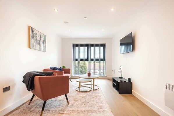 TV, offices - Modern & Spacious 1 Bedroom Apartment in Leeds (Leeds)