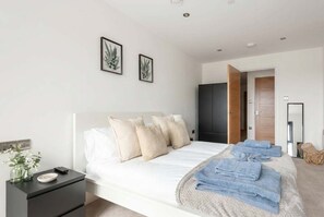 1 dormitorio, tabla de planchar con plancha, wifi y ropa de cama
