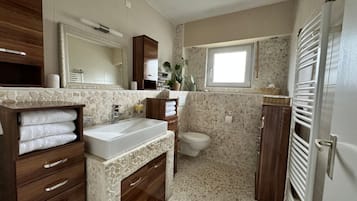 Suihku, hiustenkuivaaja, pyyhkeet