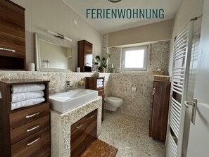 Dusche, Haartrockner, Handtücher