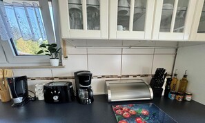 Jääkaappi, uuni, liesi, astianpesukone